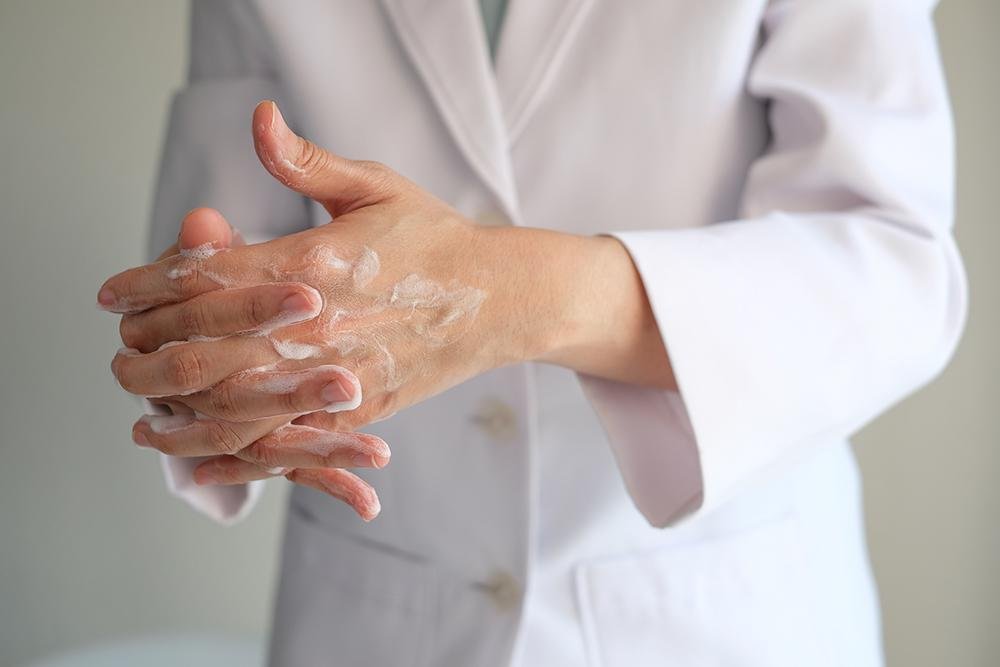 L’OMS rappelle que les gants ne remplacent pas l’hygiène des mains